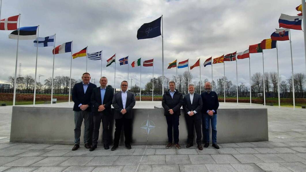 F.V: Dag Stutlien (BFO), Stefan Morin (Officersförbundet), Jyrki Lukkarinen (Päällystöliitto), Niels Tønning (Hovedorganisationen af Officerer i Danmark), Ville Viita (Upseeriliitto) og Torbjørn Bongo (NOF)