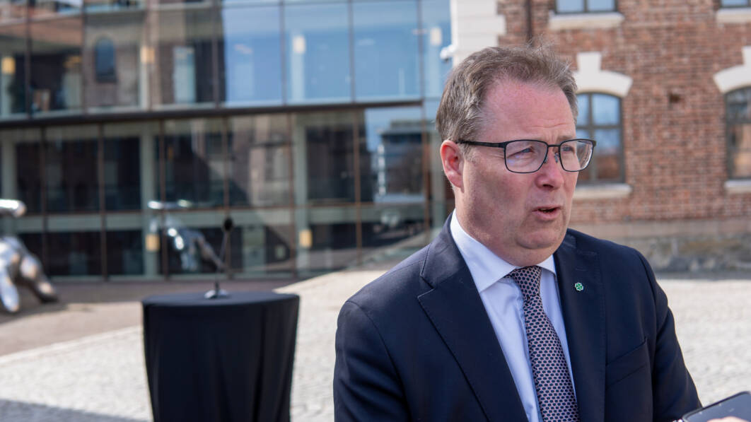 Forsvarsminister Bjørn Arild Gram viser til at det skal bli et løft på eiendomsmassen til Forsvaret. Endringer i pensjon for ansatte i Forsvaret, ønsker han ikke å kommentere.