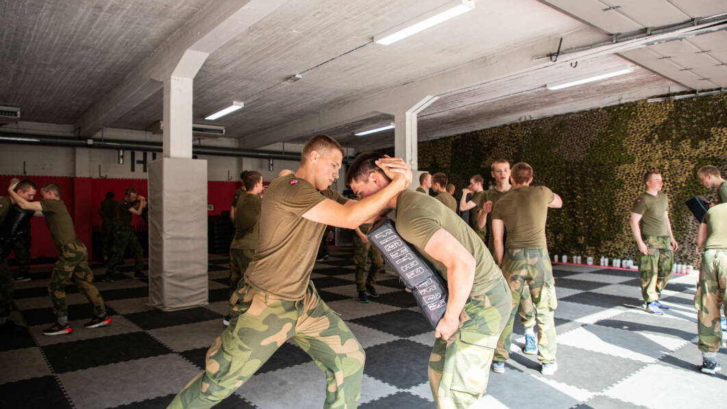 BFO understreker at ansatte og tjenestepliktige i Forsvaret må ha en forutsigbar yrkesskadedekning. Her ser vi rekrutter gjennomføre trening i nærkamp (Foto: Vanessa Andrea Vågstøl Hilland/Forsvaret).